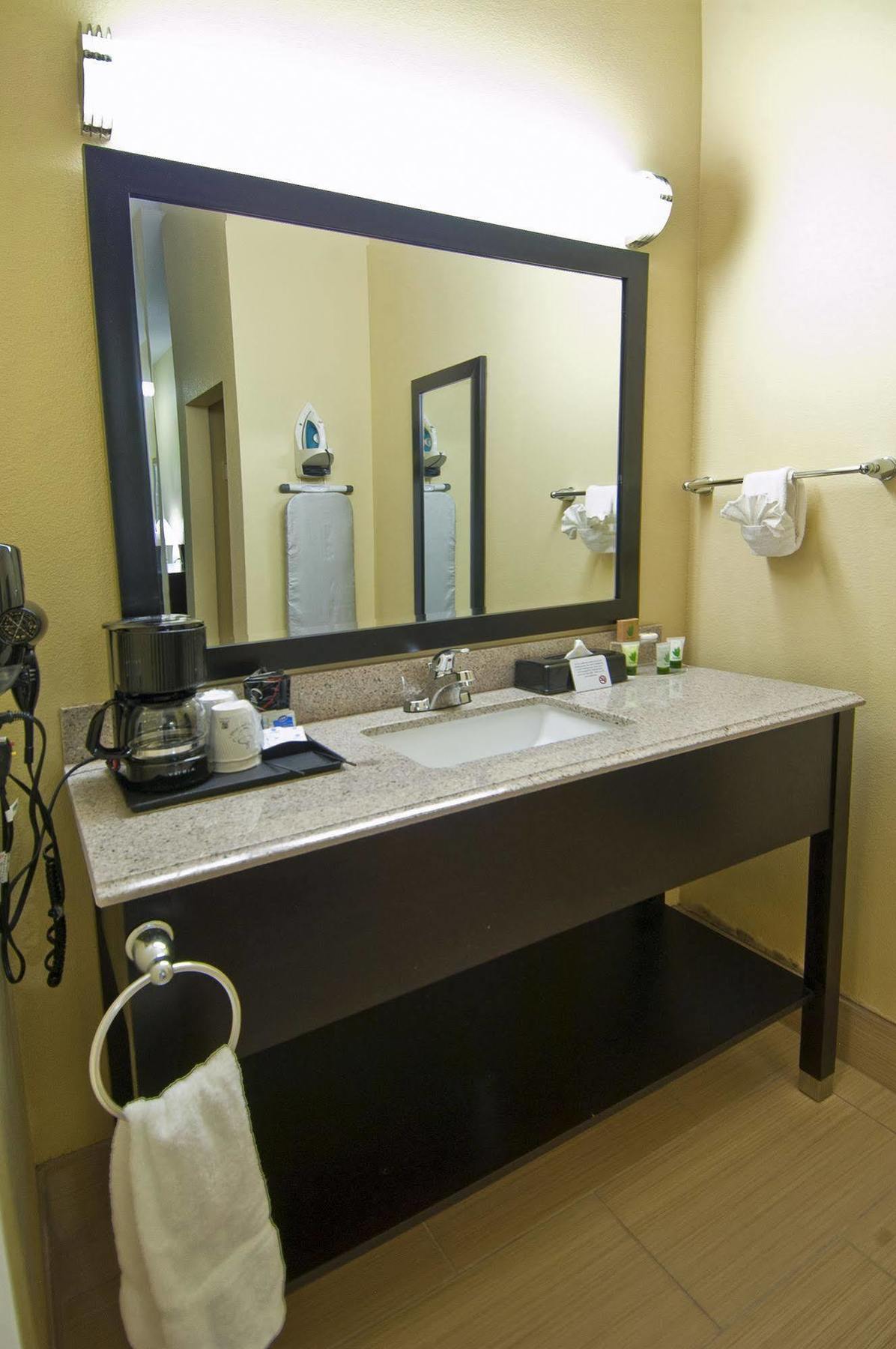 Executive Inn And Suites Tyler Bagian luar foto